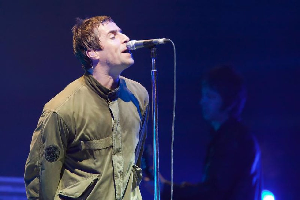 Liam singing stance question. : r/oasis