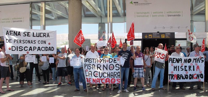 Más de 150 trabajadores del aeropuerto de Palma protestan contra la precariedad laboral
