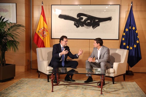 Rivera se niega a estrechar la mano de Rajoy por segunda vez pese a las peticiones de los gráficos
