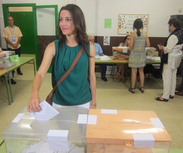 Arrimadas acusa a Podemos de querer la presidencia del Congreso para tener cuatro grupos y más subvenciones