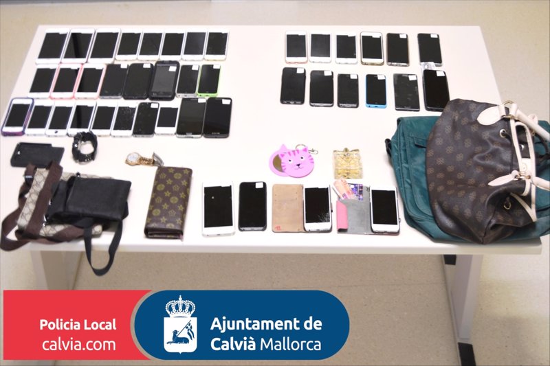 La Policía de Calvià detiene a un joven por robar móviles de alta gama a turistas en la playa de Palmanova