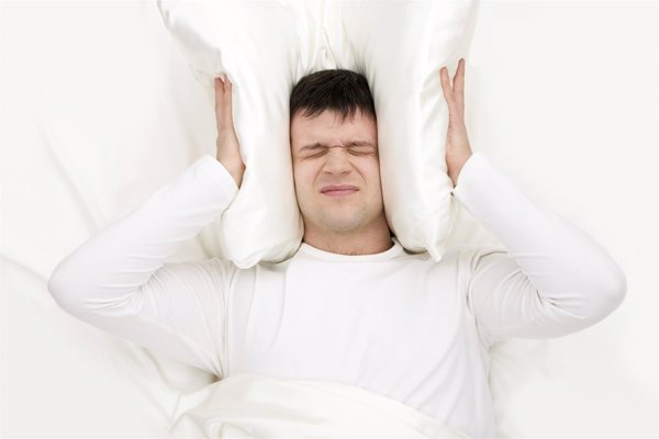 El calor y el ruido causan el 60% de los casos de estrés por insomnio en verano