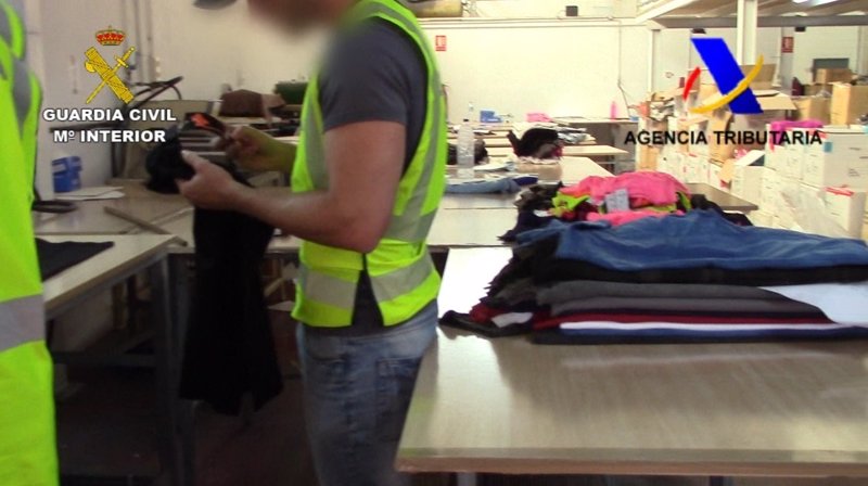 La Guardia Civil y la Agencia Tributaria intervienen artículos falsificados en Baleares por valor de 350.000 euros