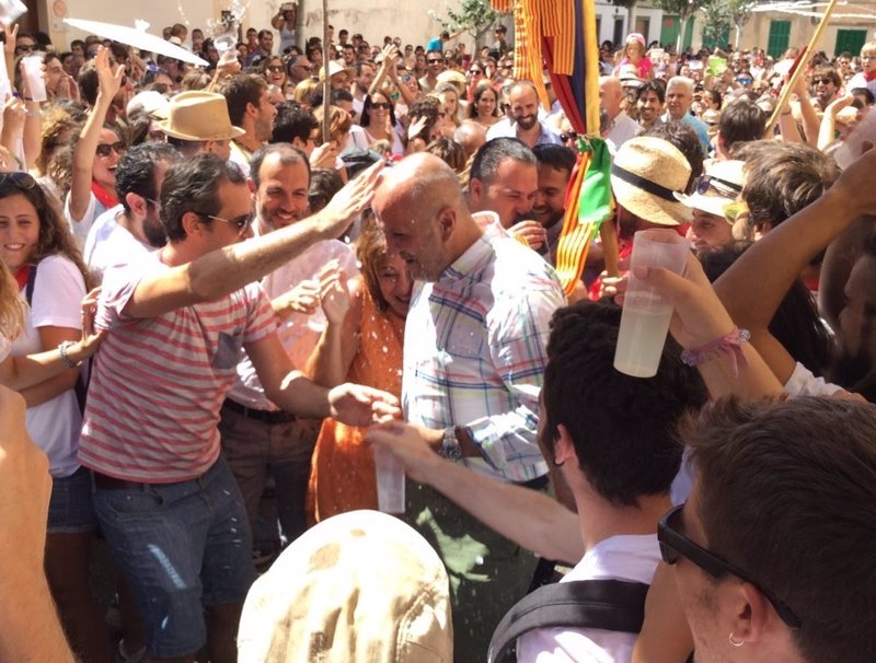 Armengol, Barceló y Ensenyat pasan bajo el palio en las Festes de Sant Agustí