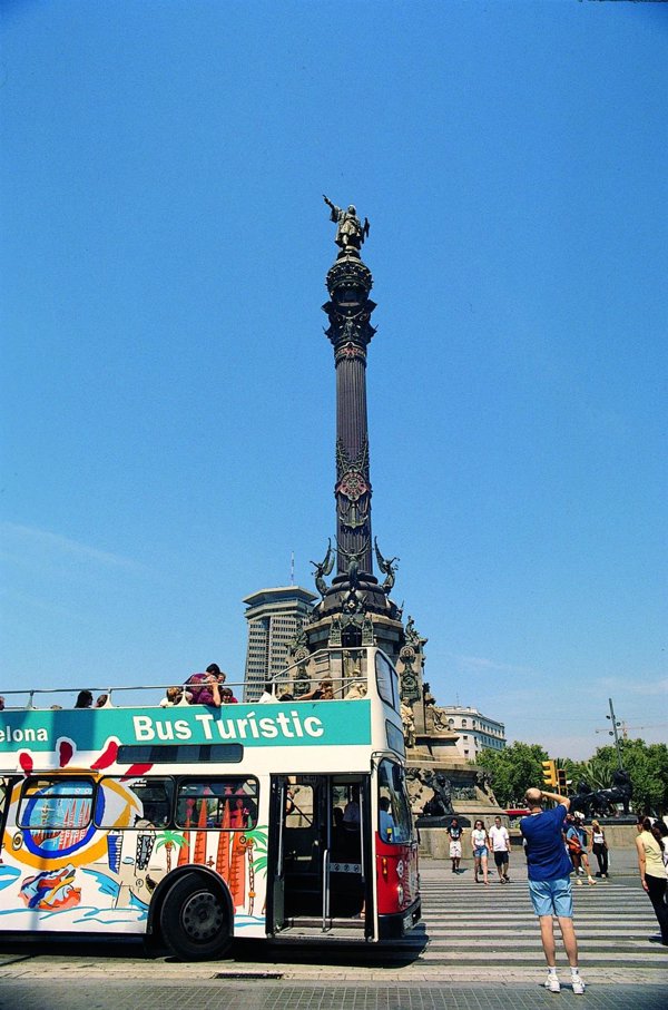 El Gobierno de Colau no prevé retirar la estatua de Colón aunque lo ve un debate legítimo