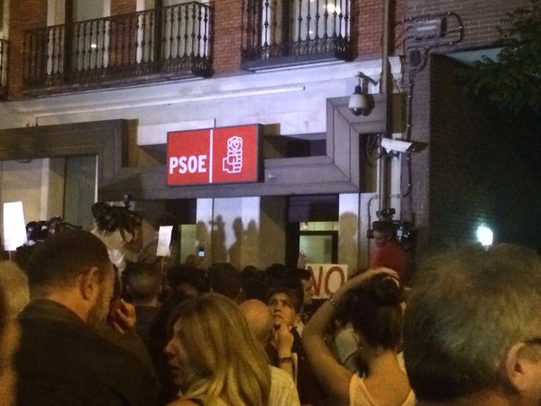 La Policía abre el tráfico en la calle Ferraz pero un centenar de manifestantes resiste ante la sede del PSOE