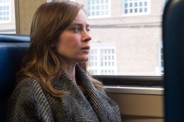 'La chica del tren', 'El contable' con Ben Affleck y la española 'La próxima piel', estrenos de mañana