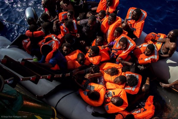 Localizan los cadáveres de 25 inmigrantes en una patera rescatada por MSF