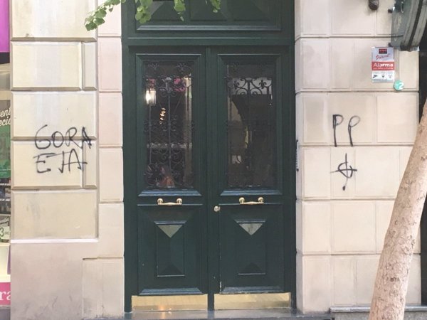 Alonso denuncia pintadas de 'Gora ETA' y una diana en el portal de la casa de la exconcejal del PP María José Usandizaga