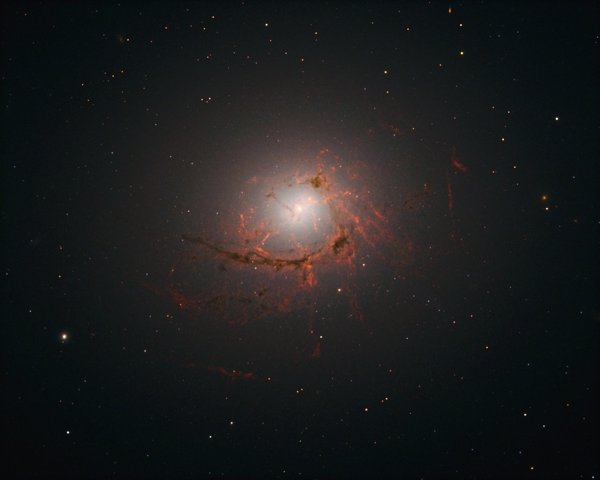 Filamentos de polvo envuelven NGC 4696