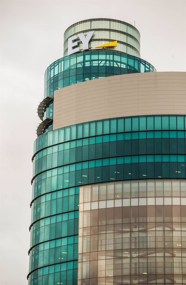 EY 'corona' la Torre Azca de Madrid con la instalación de su logo