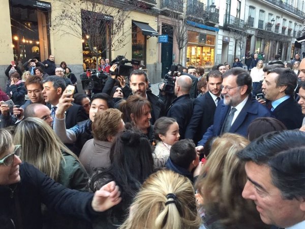 Rajoy despide el año con un paseo por Madrid y se declara 