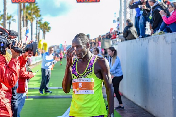El keniata Mathew Kipsaat gana el Cajasiete Gran Canaria Maratón con el récord de la prueba