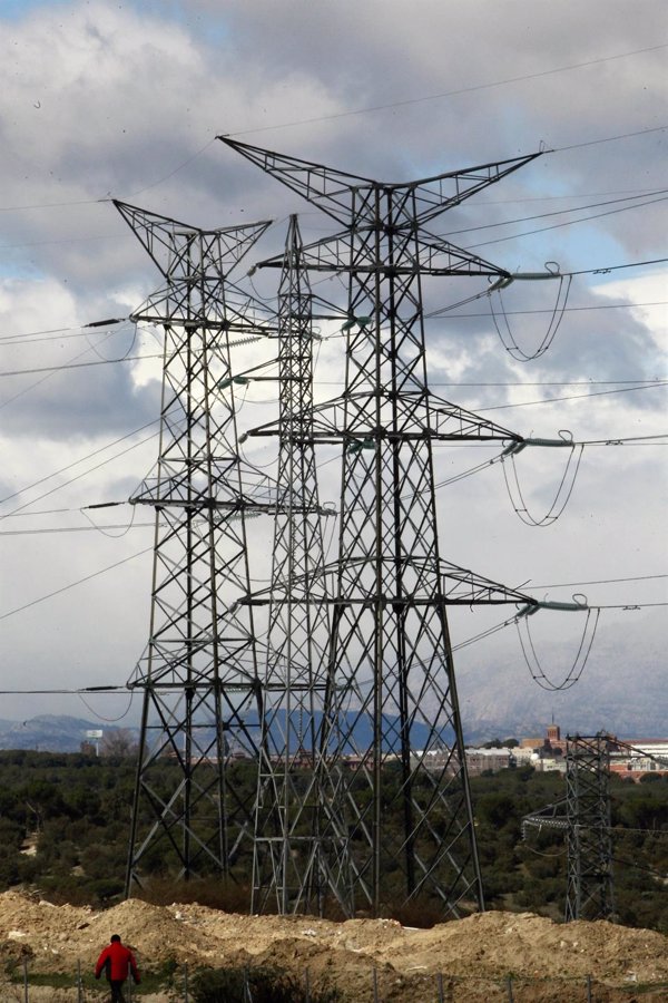 El precio de la electricidad cae mañana a un nuevo mínimo del año, hasta 47,77 euros por MWh