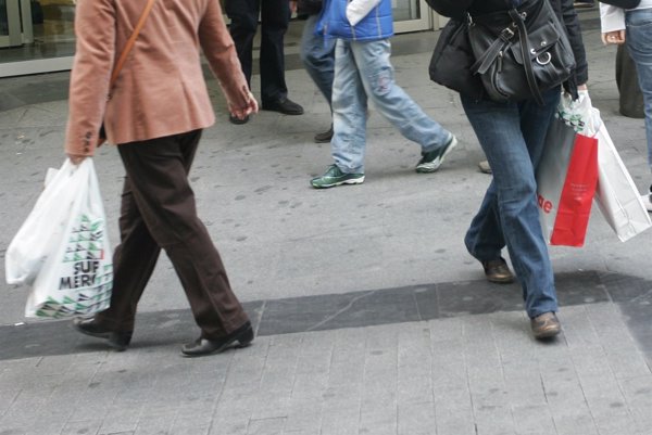 El Gobierno quiere prohibir en 2018 las bolsas de plástico gratis en los comercios y subir los precios actuales