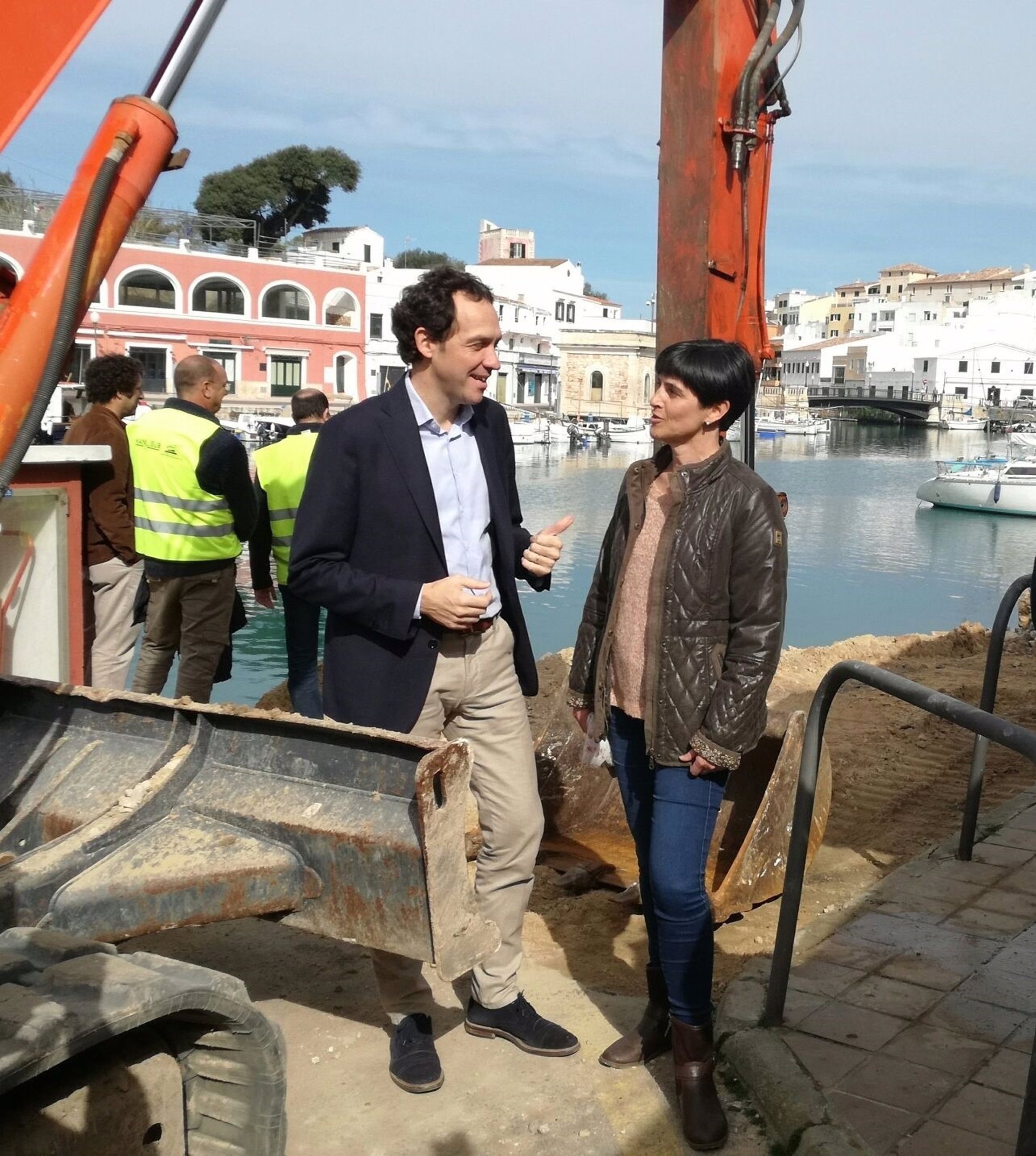 Pons visita las obras de reparación del muelle de la ribera sur del puerto interior de Ciutadella