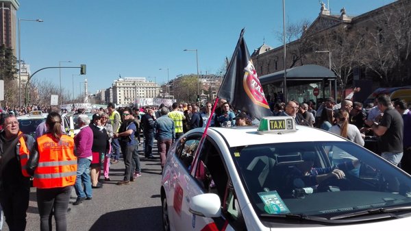 (Ampl) Una multitudinaria manifestación de taxistas toma el centro de Madrid para clamar contra Uber y Cabify