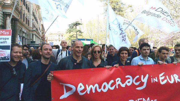 Arrancan las manifestaciones por una Europa diferente en Roma con Varoufakis a la cabeza