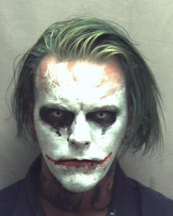 Detenido en Virginia un individuo con una espada y disfrazado del Joker, el villano de Batman
