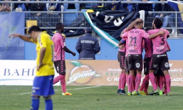 (Crónica) El Tenerife gana al Cádiz en el duelo directo por el 'play-off'