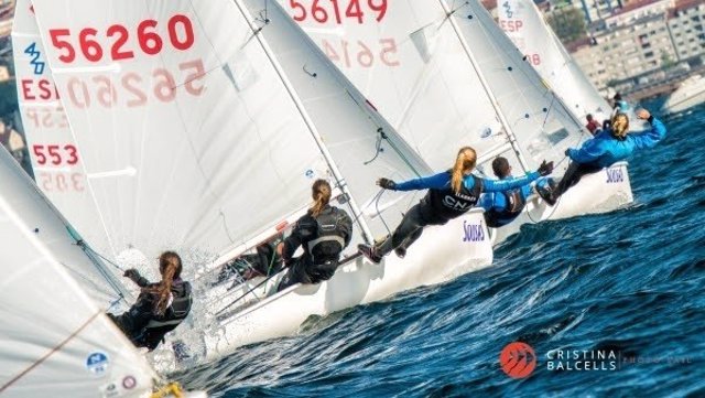 La tripulación de Clara Llabrés, regatista del Club Nàutic s'Arenal, campeona de España en 420