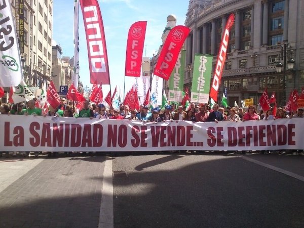 La Marea Blanca vuelve a salir a la calle en Madrid con el lema 'Menos gastos militares, más presupuestos sociales'