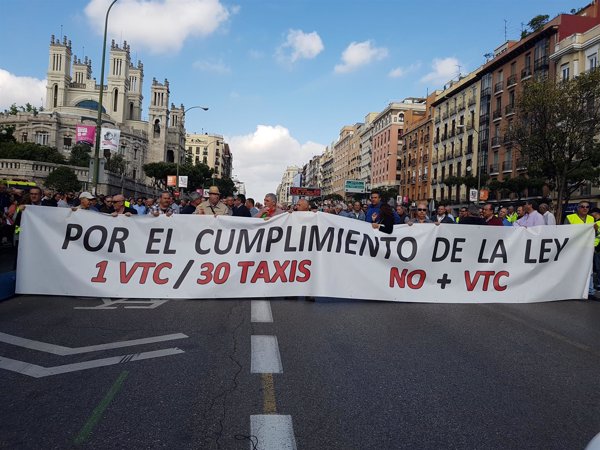 Cerca de 1.000 taxistas se concentran en Madrid contra Uber y Cabify al grito de 'cucarachas'