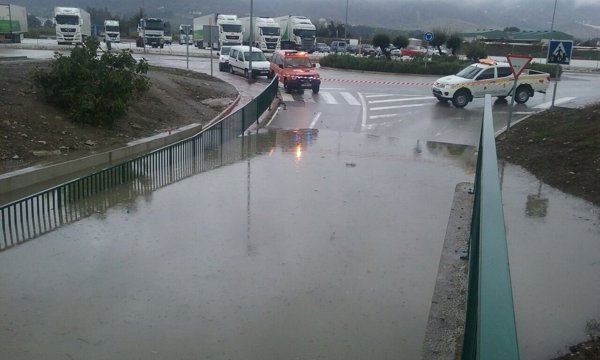 Protección Civil avisa por fuertes lluvias a Huelva y Málaga y temporal marino en Andalucía en el puente de mayo