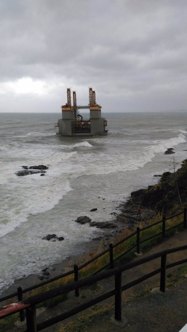 Una estructura marítima queda varada frente a la costa de Benalmádena (Málaga) por el fuerte oleaje