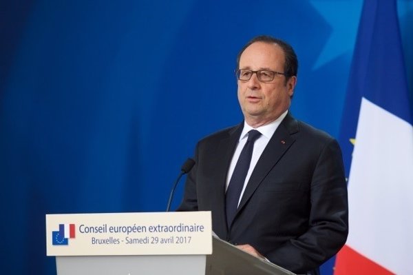 Hollande pide el voto para Macron frente a quien defiende 
