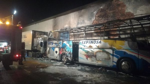 Arden un autobús y la cabeza de un camión junto a un almacén de corcho en Tomelloso (Ciudad Real)