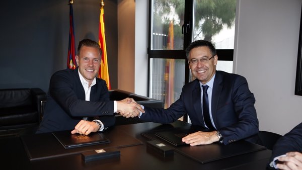 Ter Stegen firma su nuevo contrato con el FC Barcelona hasta 2022