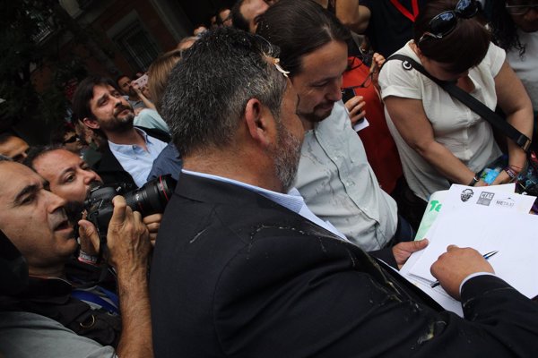 Pablo Iglesias, salpicado por un 'huevazo' al acercarse a la concentración de taxistas en las inmediaciones del Congreso