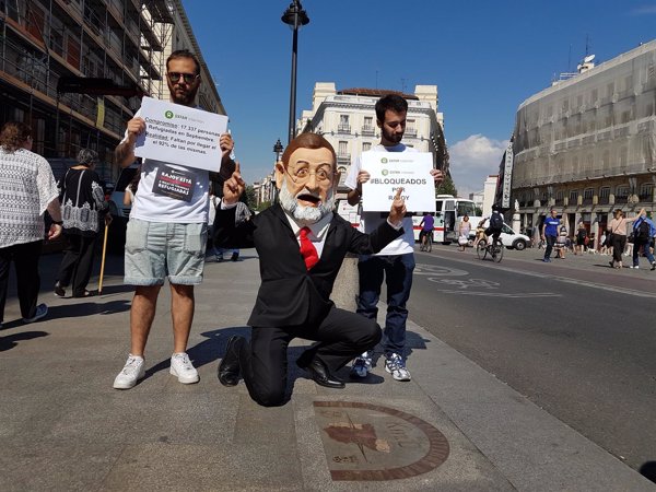 Un 'cabezudo' de Rajoy de Oxfam Intermón recorrerá España para denunciar el incumplimiento en la acogida de refugiados