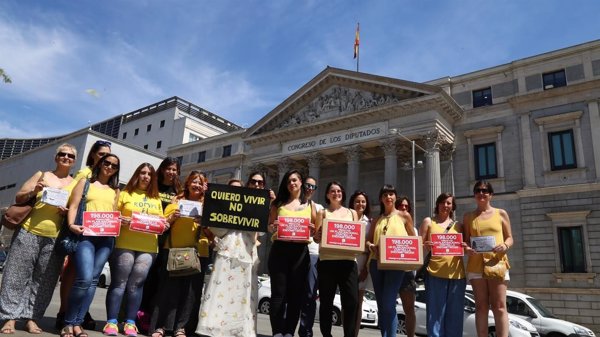 Una paciente lleva 198.000 firmas al Congreso y Sanidad en favor de un Plan Nacional contra la Endometriosis