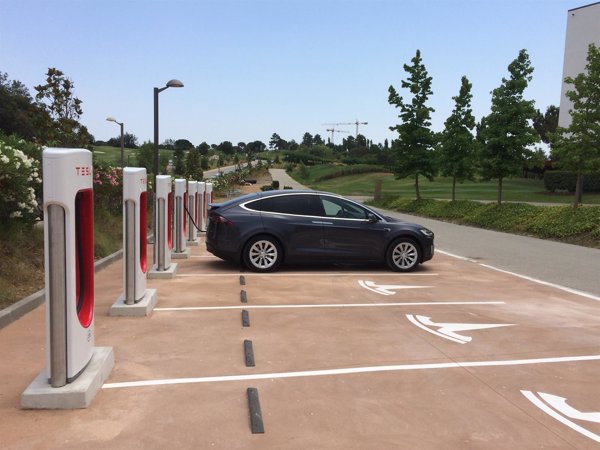 Tesla abre en Girona la undécima estación de supercargadores en España