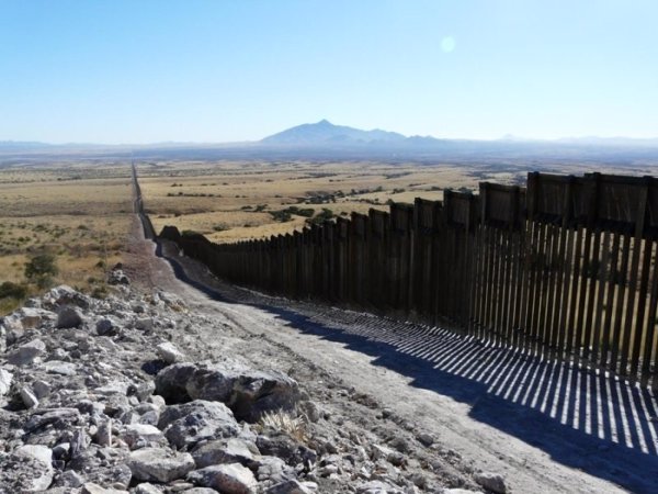 La construcción de prototipos del muro entre Estados Unidos y México se pasa de la fecha prevista