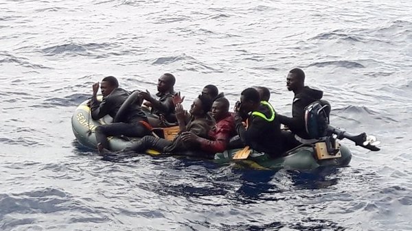 Trasladan a Tarifa a diez personas rescatadas de una patera en el Estrecho