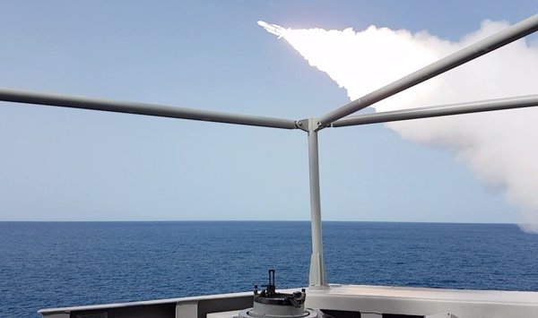 La Armada realiza un ejercicio de lanzamiento de misiles antiaéreos en el Golfo de Cádiz