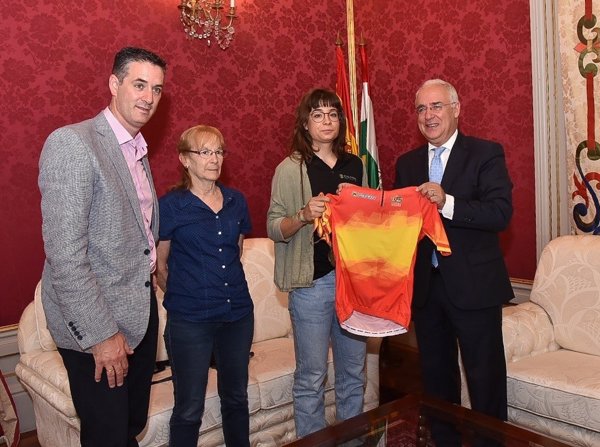 Ceniceros felicita a Sheyla Gutiérrez por ganar el campeonato de España en ruta