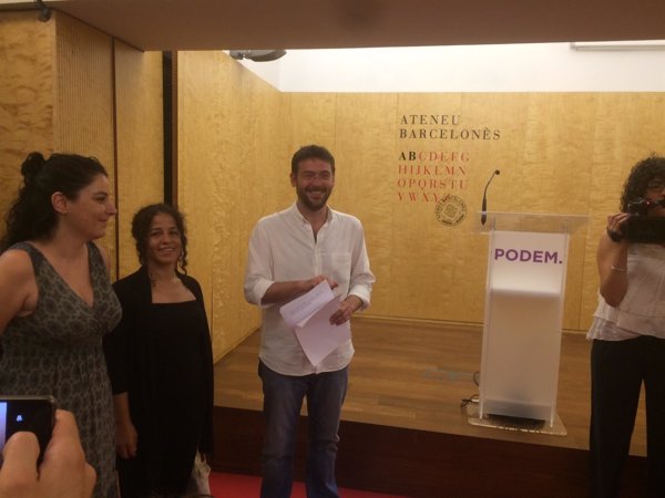 El líder de Podemos en Cataluña cesa a su secretario político, quien critica la decisión