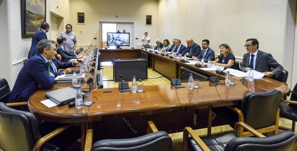El Gobierno se compromete con Canarias a que el convenio de carreteras entre en vigor en enero de 2018