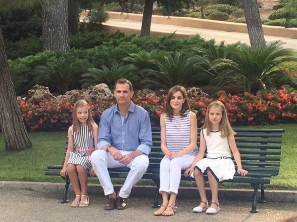 Los Reyes y sus hijas realizarán su tradicional posado ante la prensa el lunes en los jardines de Marivent