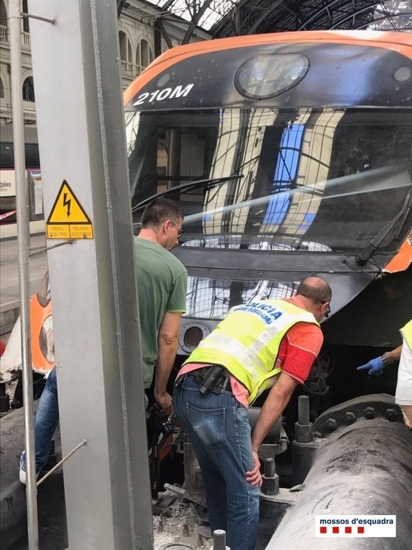 El maquinista del tren accidentado en Barcelona da negativo en alcohol y drogas