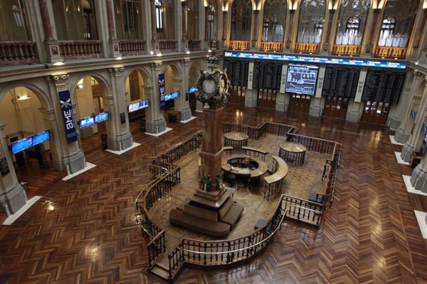 El Ibex 35 da la bienvenida al mes de agosto con un ascenso del 0,8%, al borde de los 10.600 puntos
