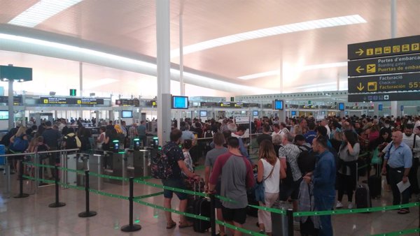 La Delegación del Gobierno fija servicios mínimos del 90% para la huelga en el Aeropuerto de Barcelona