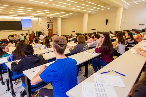 Los alumnos de estudios postobligatorios podrán solicitar desde mañana las ayudas a becas del curso 2017-2018