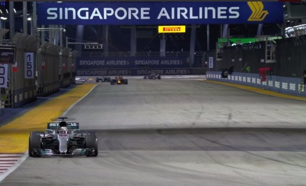Hamilton reina en la accidentada noche de Singapur y Sainz queda a las puertas del podio
