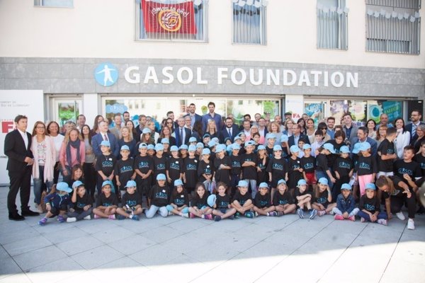 Los hermanos Gasol inauguran en Sant Boi la sede de su fundación contra la obesidad infantil