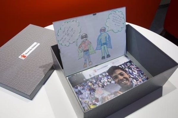 Save the Children manda una carta y dibujos de niños refugiados a Interior para recordar el incumplimiento de acogida